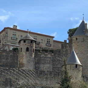Jolie Vue Cité, aux pieds des remparts
